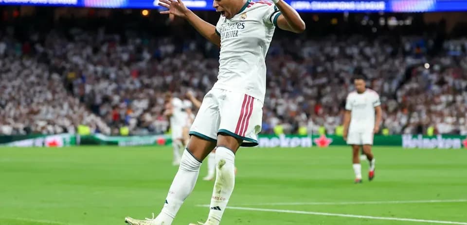 Jugador de Real Madrid celebrando un gol en el estadio