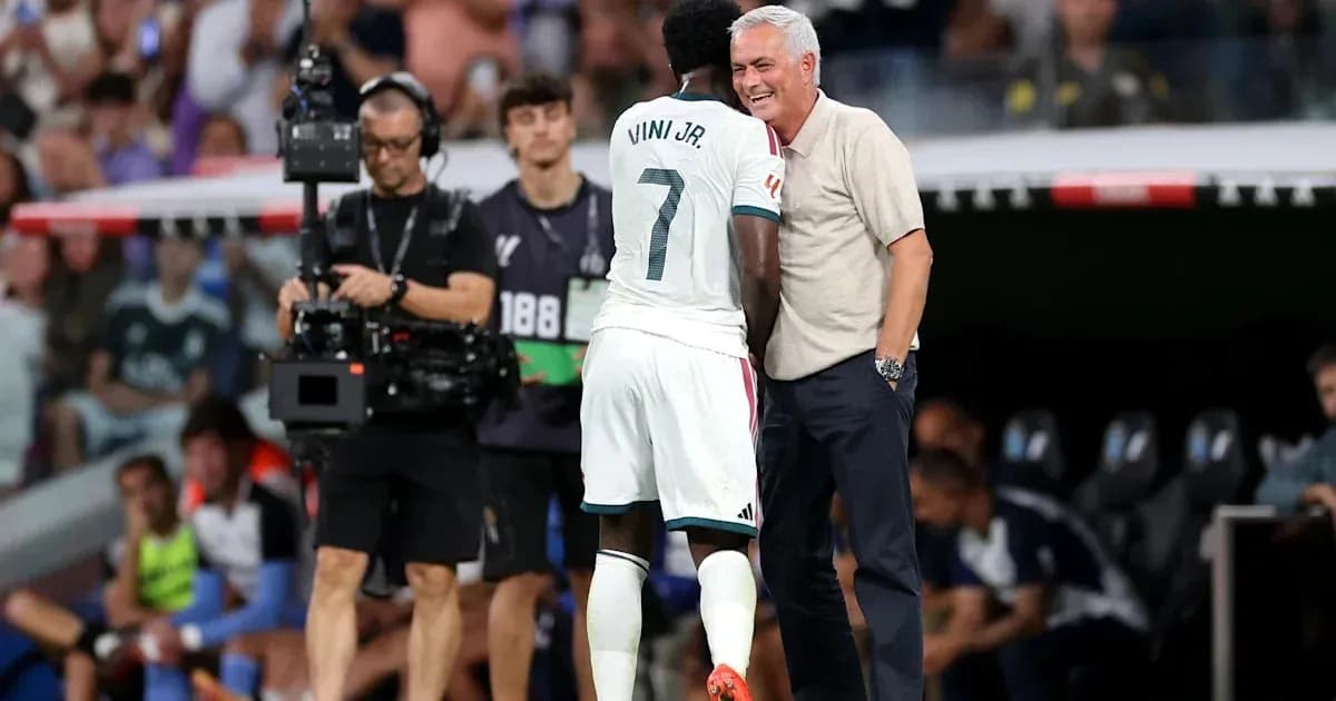 Viní Jr. conversando con su entrenador durante el partido
