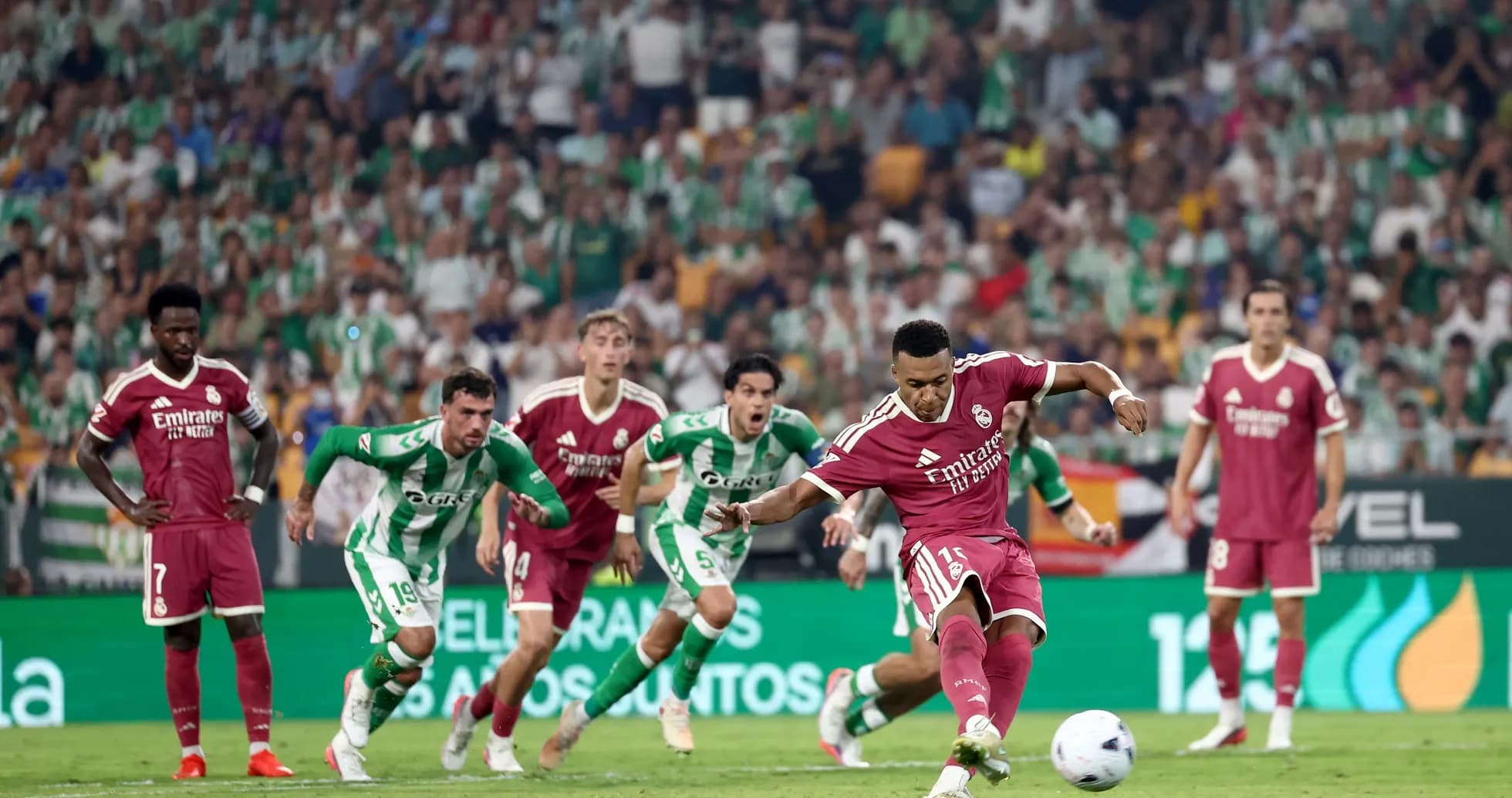 Jugador de Real Madrid ejecutando penalti en partido