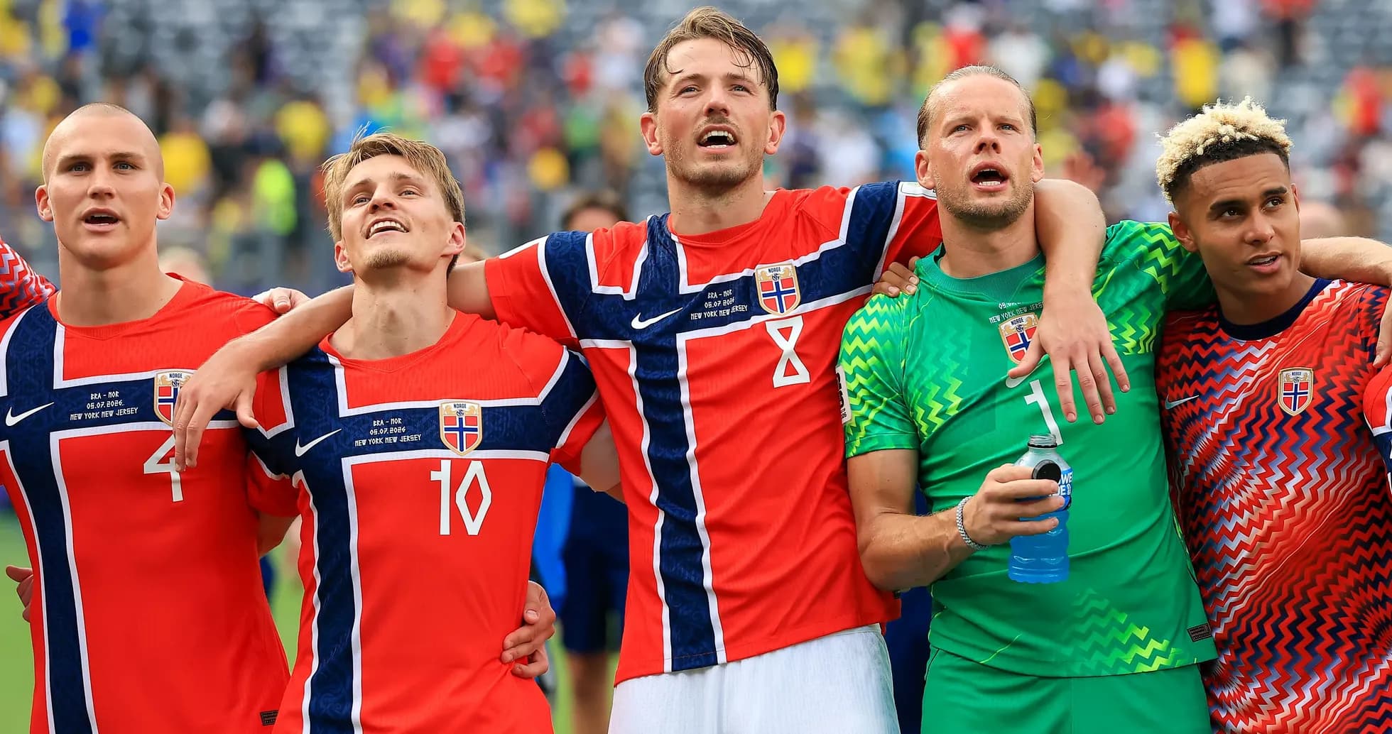 Jugadores de Noruega celebrando juntos tras el partido