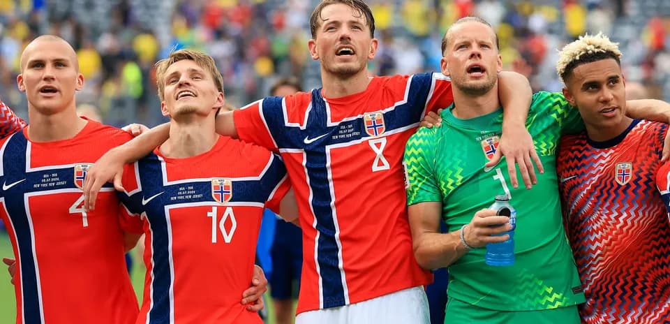 Jugadores de Noruega celebrando juntos tras el partido