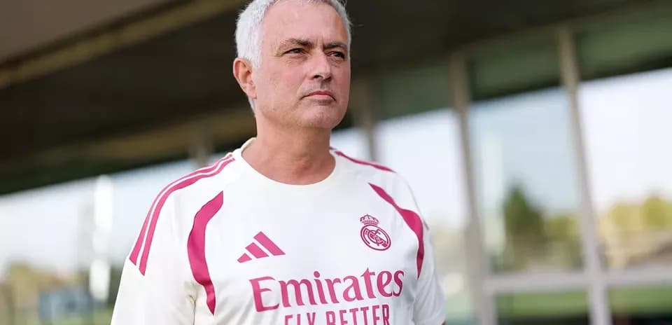 Entrenador de fútbol en camiseta del Real Madrid