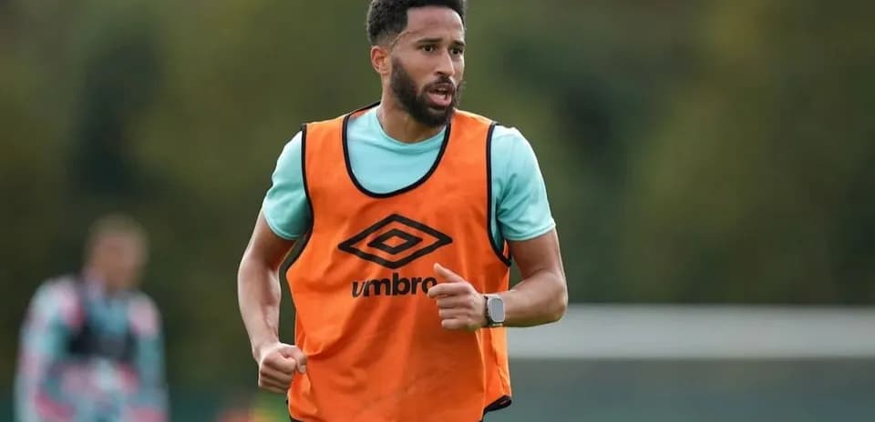 Jugador entrenando con chaleco en campo de fútbol