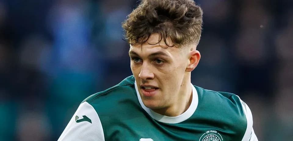 Jugador de Hibernian en acción durante un partido