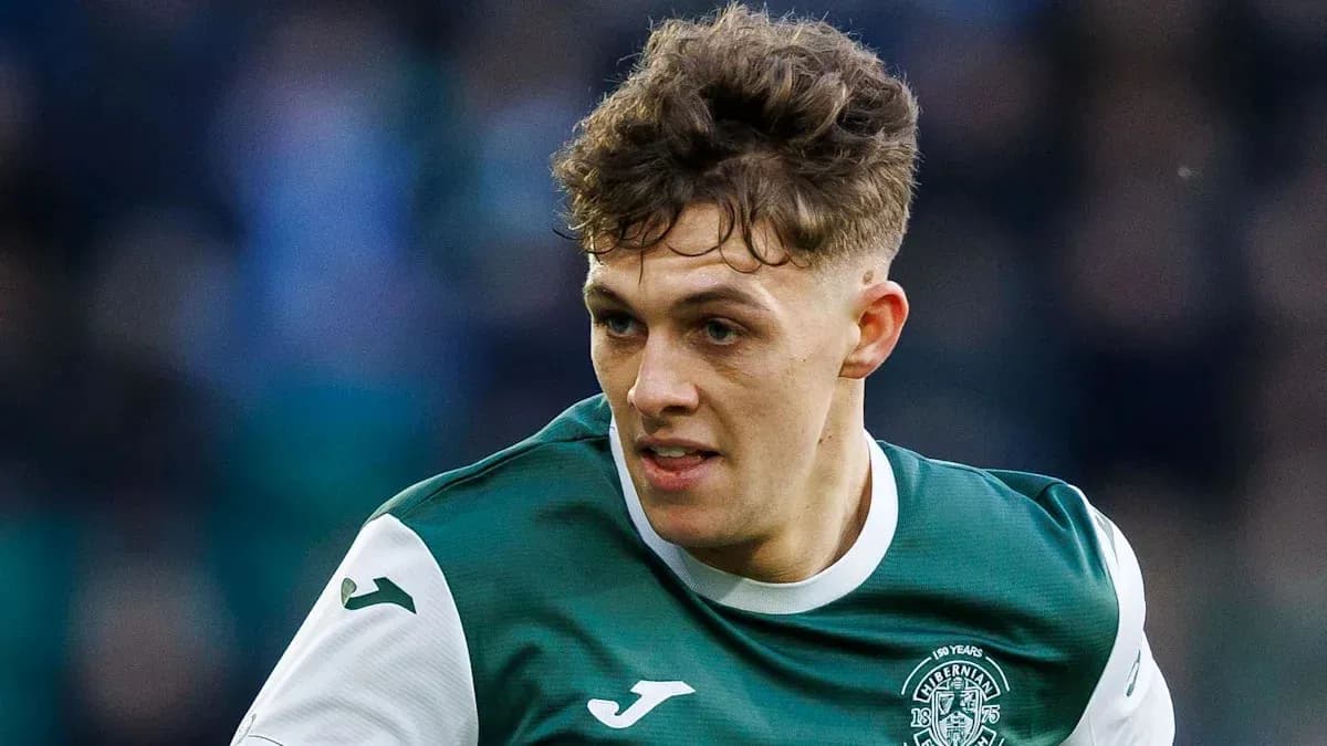 Jugador de Hibernian en acción durante un partido
