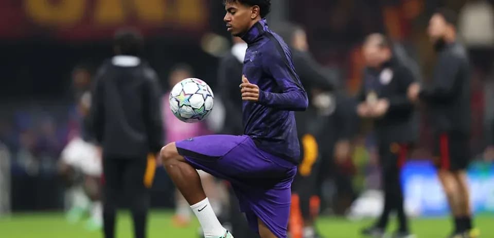 Jugador realizando ejercicios de calentamiento con balón