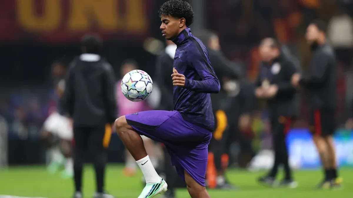 Jugador realizando ejercicios de calentamiento con balón