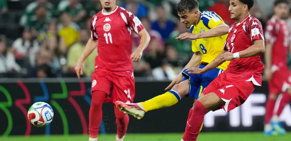 Jugador sueco pateando el balón contra Túnez