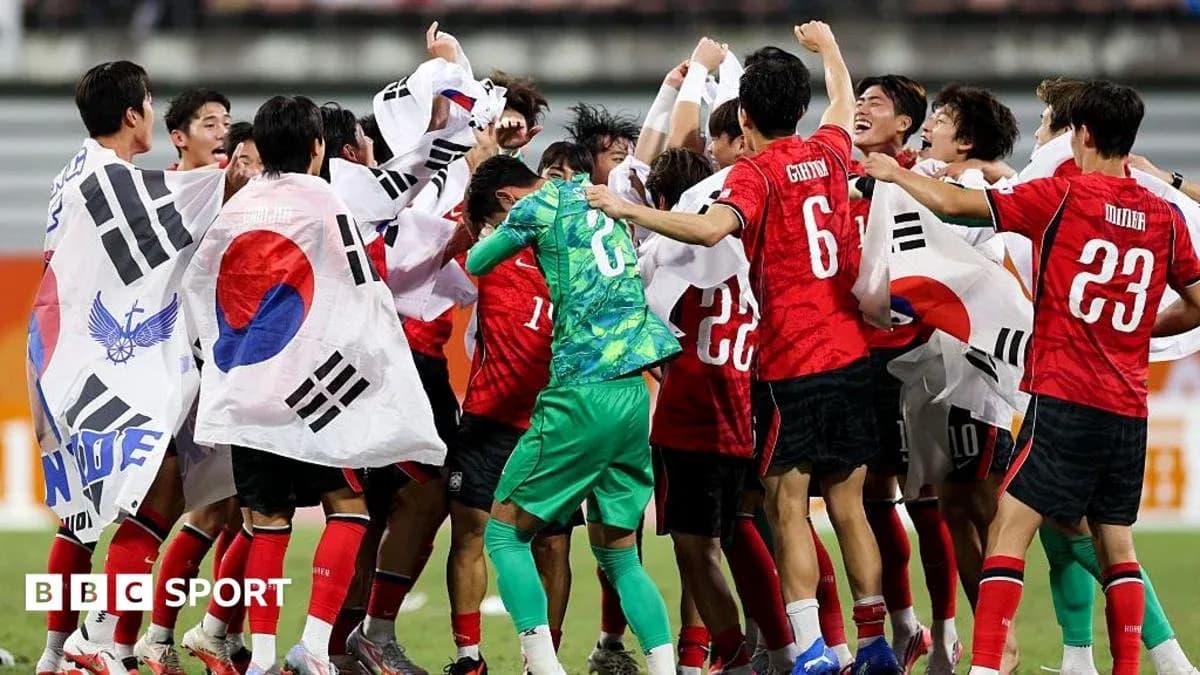Jugadores de Corea del Sur celebrando con banderas