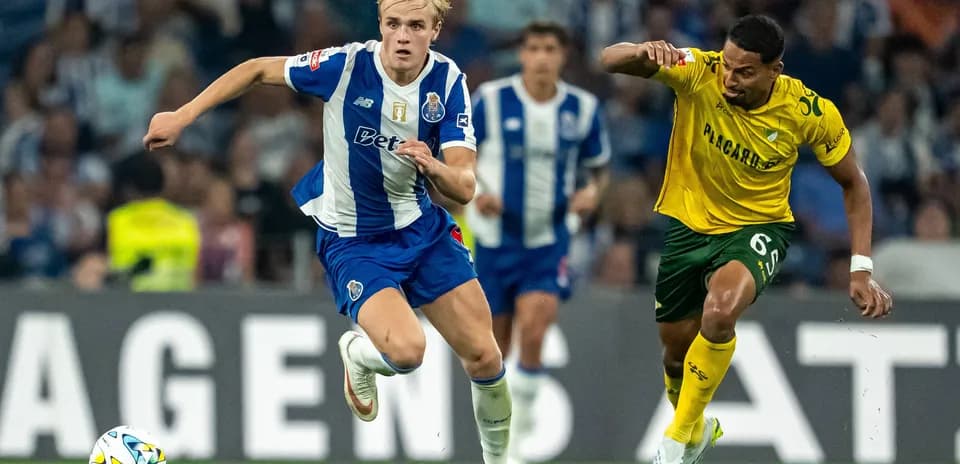 Jugador del FC Porto corriendo tras el balón en partido