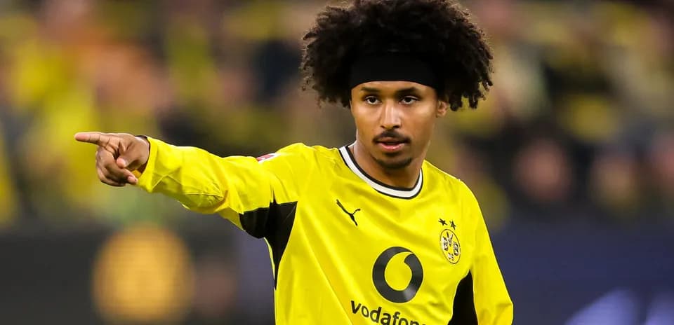 Jugador de Borussia Dortmund señalando durante el partido
