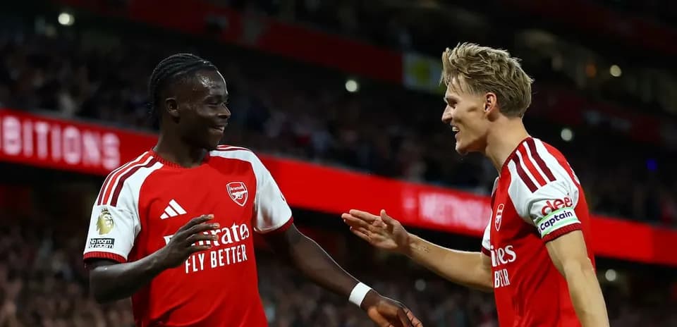Jugadores del Arsenal celebrando un gol juntos