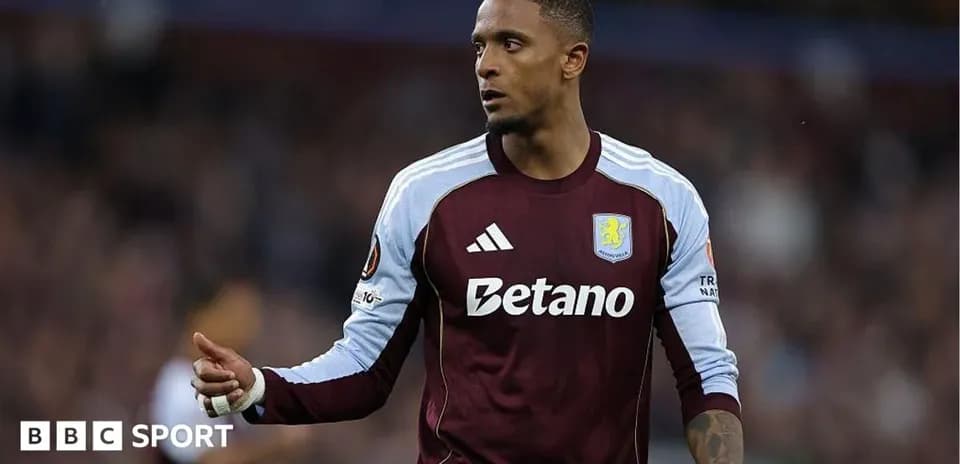 Jugador de Aston Villa gesticulando en el campo