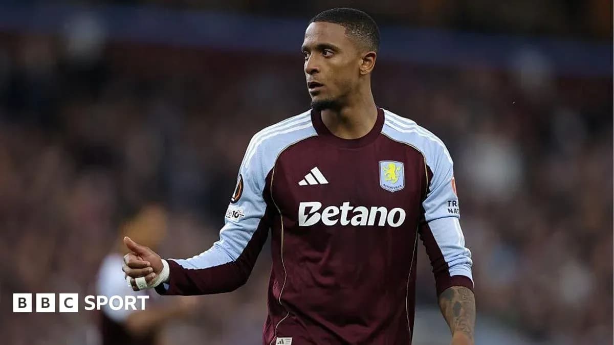 Jugador de Aston Villa gesticulando en el campo