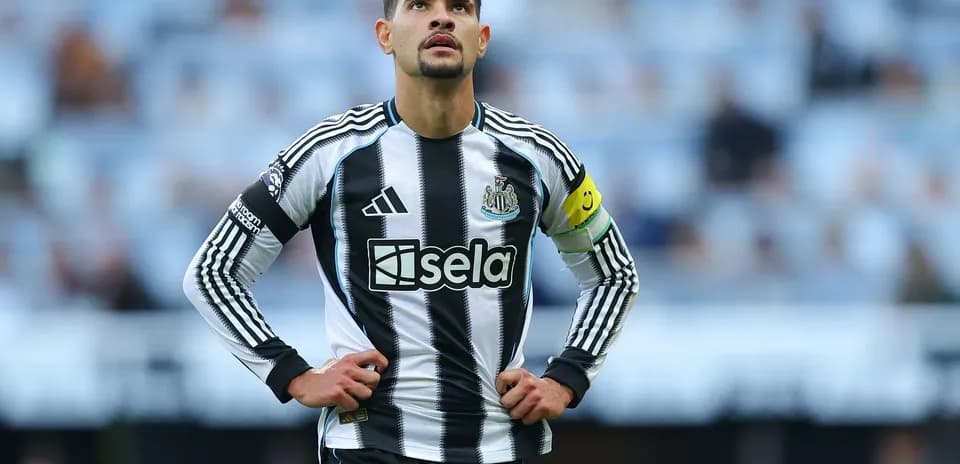 Jugador de Newcastle con banda de capitán en el campo