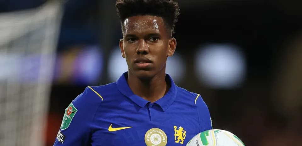 Jugador sosteniendo un balón en el campo