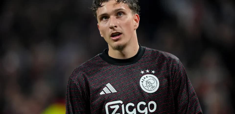 Portero de Ajax en acción durante el partido