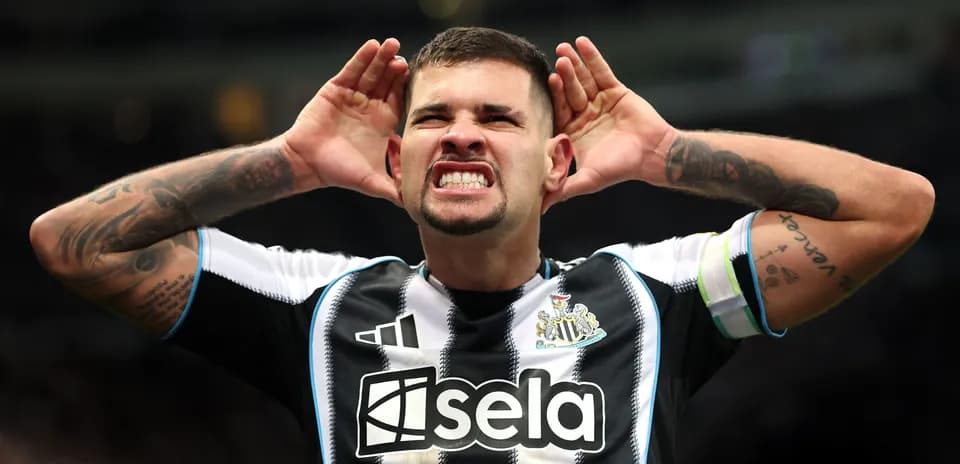 Jugador de Newcastle United celebrando con gestos
