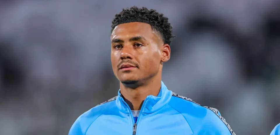 Jugador en uniforme azul en el campo