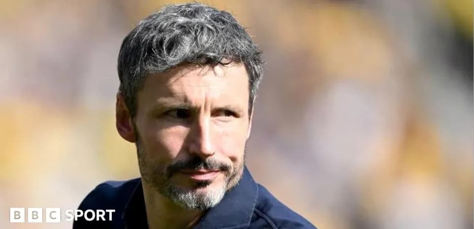Entrenador observando el partido desde la línea lateral