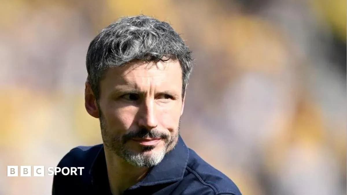 Entrenador observando el partido desde la línea lateral
