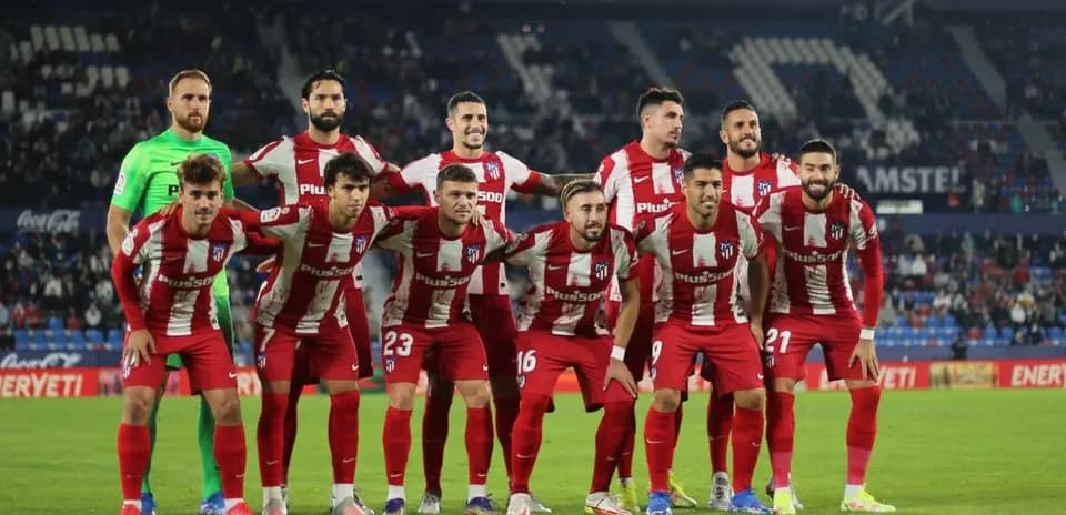 Equipo de Atlético de Madrid posando en el campo