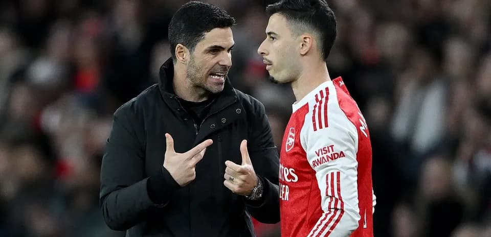 Entrenador hablando con jugador en el campo