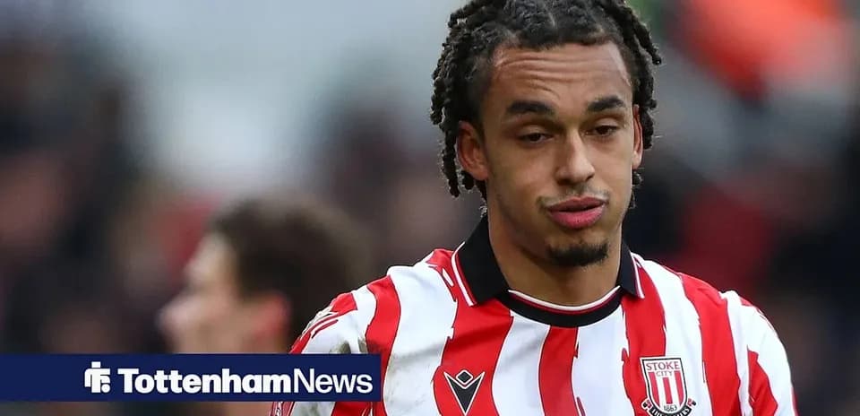 Jugador de Stoke City con camiseta a rayas rojas y blancas