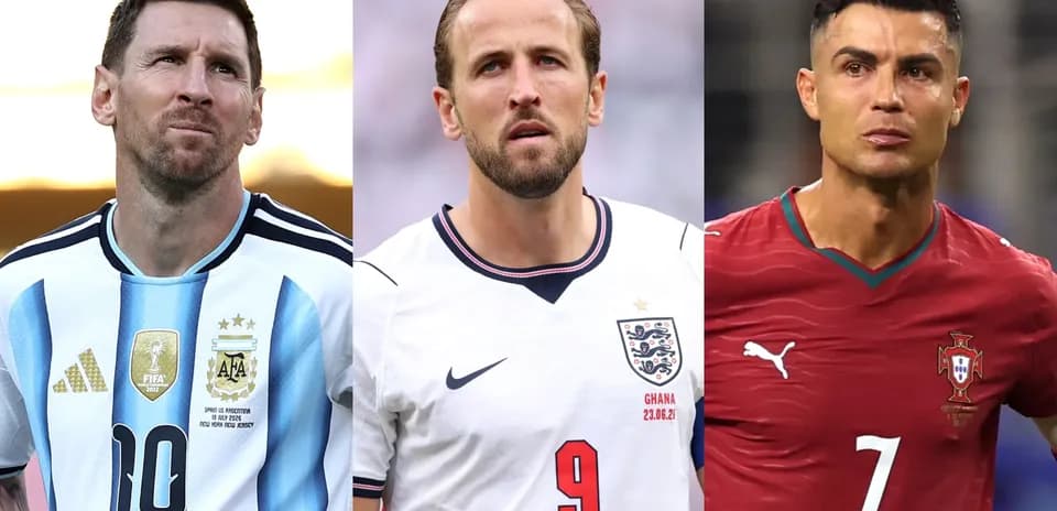 Tres jugadores de fútbol en camisetas nacionales