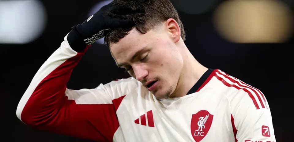 Jugador de Liverpool con expresión de frustración en el campo