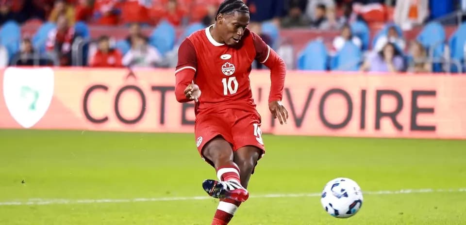 Jugador de Canadá pateando el balón en partido