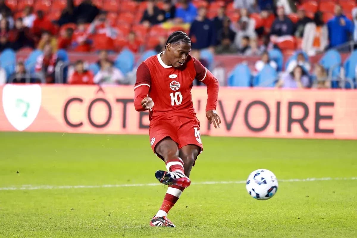 Jugador de Canadá pateando el balón en partido
