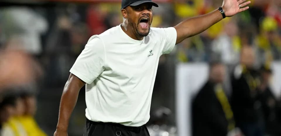 Entrenador dirigiendo al equipo desde la banda