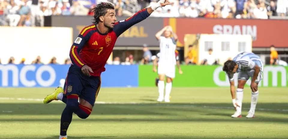 Jugador español celebrando un gol en partido