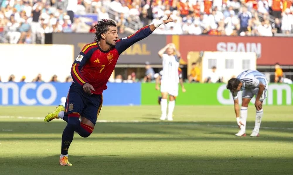 Jugador español celebrando un gol en partido