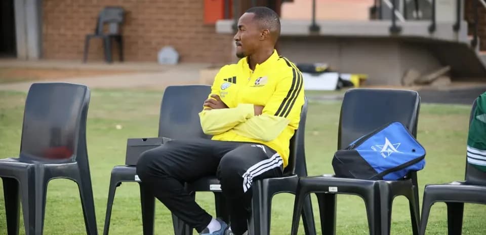 Entrenador sentado en banco durante la sesión de entrenamiento