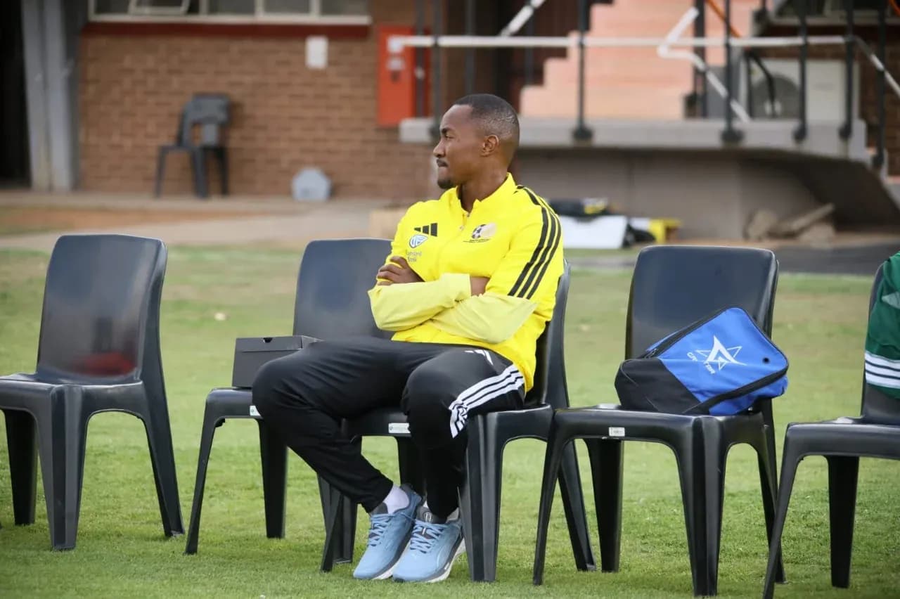 Entrenador sentado en banco durante la sesión de entrenamiento