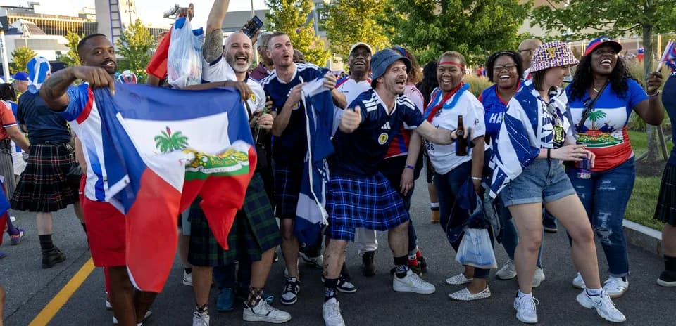 Aficionados de Haití y Escocia celebrando juntos