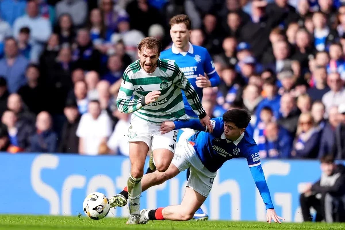 Jugador de Celtic esquivando a un rival de Rangers