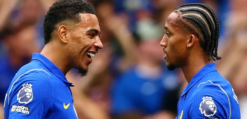 Dos jugadores sonriendo durante un partido de fútbol