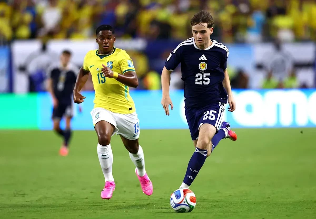 Jugador de Japón corriendo con el balón, Brasil persiguiéndolo