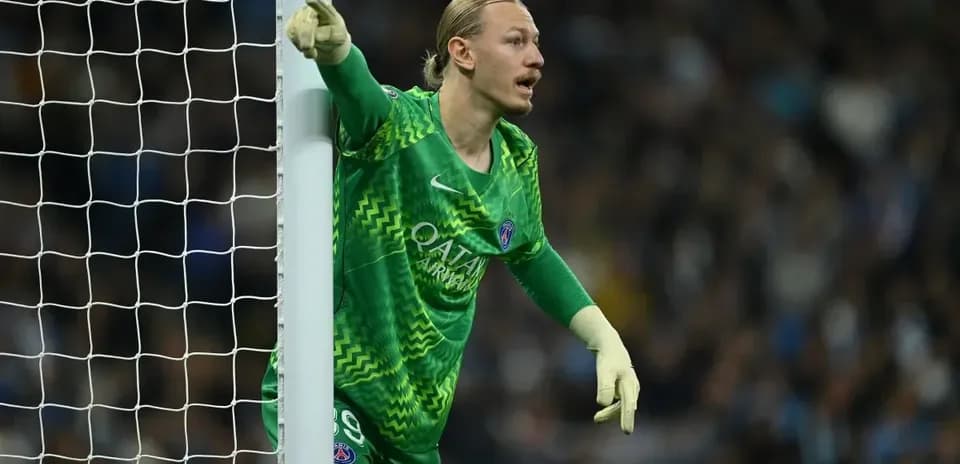 Portero de PSG señalando durante el partido