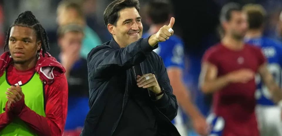 Entrenador sonriendo y levantando el pulgar tras el partido