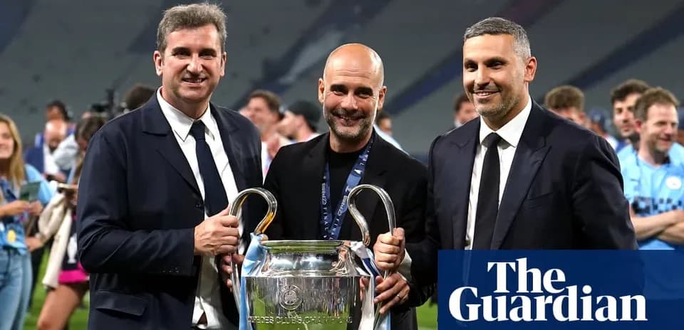Tres hombres sosteniendo el trofeo de la UEFA Champions League