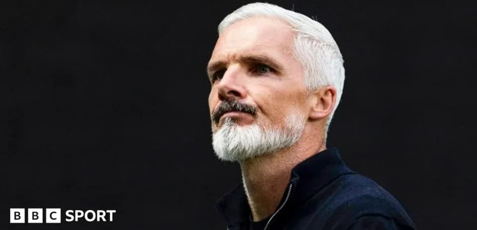 Entrenador observando desde la línea de banda