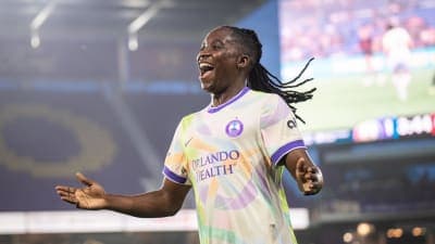 Jugador celebrando un gol en el partido
