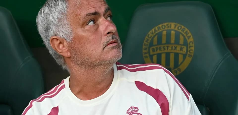 Entrenador observando el partido desde el banquillo