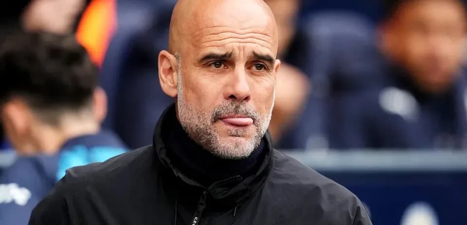 Entrenador en la banca durante el partido