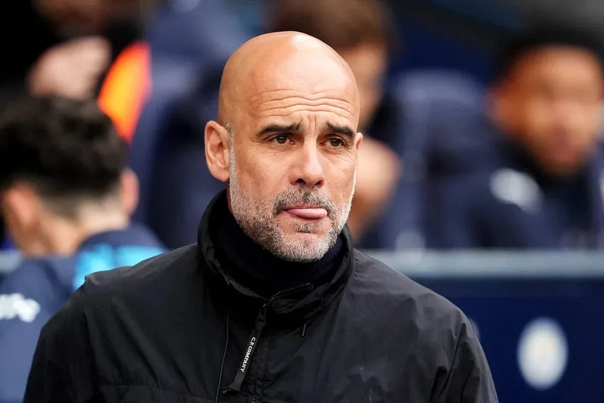 Entrenador en la banca durante el partido