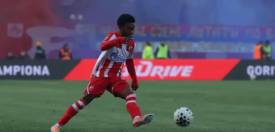 Jugador de FK Crvena Zvezda en acción